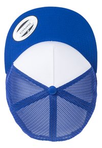 Plava i bijela snapback kapa s mrežastim stražnjim dijelom. Ima zaobljeni vizir, teksturiranu plavu tkaninu i okruglu oznaku na vrhu.