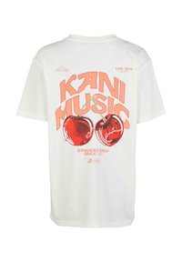 Bílý bavlněný tričko s grafickým motivem červené třešně a textem "KANI MUSIC" a "BANGERS ONLY SINCE '89". Krátké rukávy, kulatý výstřih, pohodlný střih.