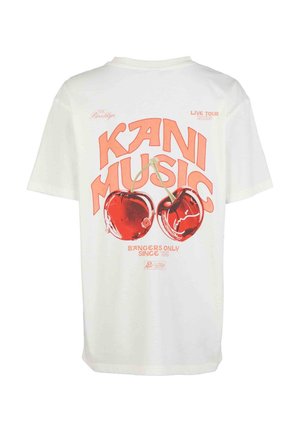 Tricou alb din bumbac cu un grafic roșu de cireșe și textul "KANI MUSIC" și "BANGERS ONLY SINCE '89". Mâneci scurte, gât rotund, croială casual.