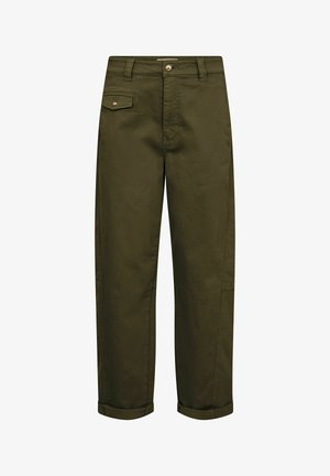 Pantaloni drepti, culoarea verde-măsliniu, cu tivuri răsucite, bretele pentru curea, nasture frontal, fermoar și un mic buzunar cu clapetă și nasture pe partea stângă.