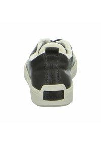 Schwarze Ledersneaker mit Kunstfellfutter, flachem Profil, strukturiertem weißen Gummisohle und einer Lasche hinten für einfaches Anziehen.