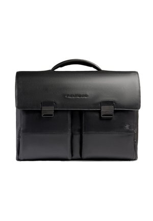 Schwarze Lederaktentasche mit Klappe, zwei vorderen Taschen und schwarzer Hardware. Verfügt über einen oberen Griff zum Tragen. Strukturierte Oberfläche.