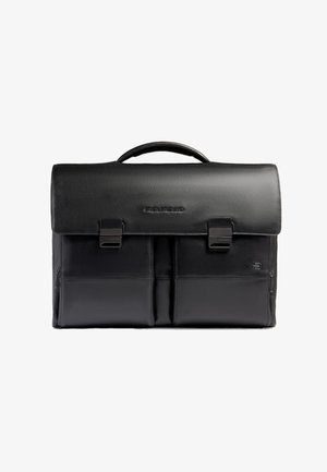 Zwarte leren aktetas met klep, twee voorvakken en zwarte hardware. Voorzien van een bovenhandvat om te dragen. Gestructureerde afwerking.