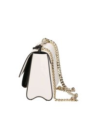 Borsa a tracolla in pelle bianca con accenti neri, una tracolla a catena e una forma strutturata che presenta un distintivo bordo inferiore a onde.