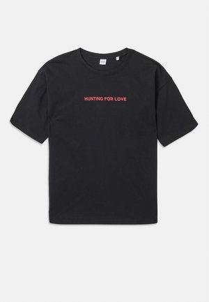 Camiseta de algodón negra de mangas cortas, con el texto rojo "BUSCANDO AMOR" bordado en el pecho. Ajuste sencillo y relajado.