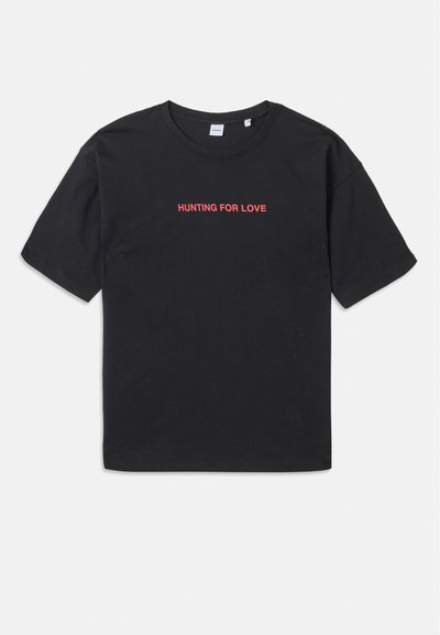Svart bomulls t-skjorte med korte ermer, med rød tekst "HUNTING FOR LOVE" brodert over brystet. Enkel og avslappet passform.