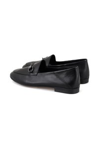 Schwarze Leder-Locker mit abgerundetem Zehenbereich, Slip-On-Design, vorderem Akzent-Detail und niedrigem Gummiabsatz. Glatte Textur über die gesamte Fläche.