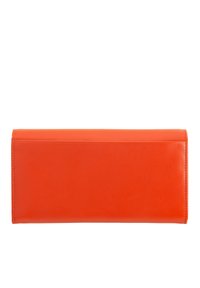 Cartera de cuero naranja, forma rectangular, textura suave, un solo compartimento, costura mínima, sin herrajes ni adornos.