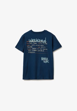 Marineblauw T-shirt met handgeschreven tekst waarin weekendplannen, hobby’s zoals skateboarden en muziek, en de uitdrukkingen "Weekend" en "Rock Life" worden genoemd.