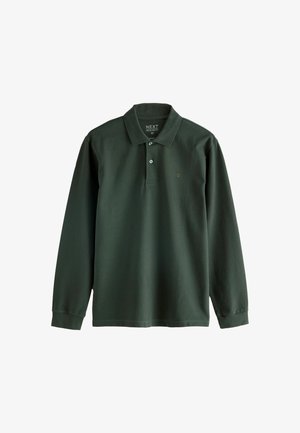 Polo à manches longues de couleur vert foncé en coton, avec un col classique, trois boutons et un petit emblème doré sur la poitrine.