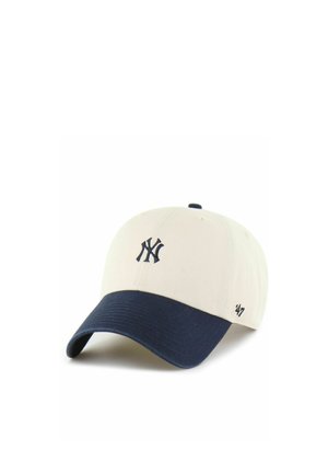 Beige Baseballkappe mit dunkelblauem, gebogenem Schirm und gesticktem dunkelblauen New York Yankees-Logo auf der vorderen Mitte. Kleines '47 Markenlogo an der Seite.