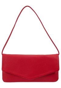 Červená kožená taška přes rameno s texturou, dlouhým popruhem a zavíráním ve stylu obálky, vystavená na bílém pozadí.