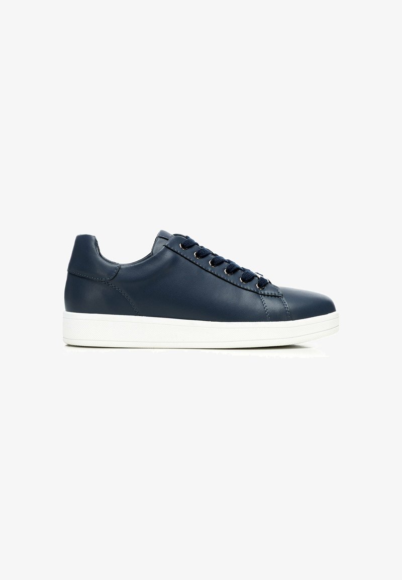 Zapatillas de cuero de color navy con textura suave, punta redonda, suela de goma blanca y cordones navy contrastantes pasados por ojetes plateados.