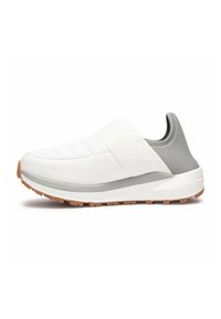 Scarpa bianca slip-on con texture trapuntata, con accenti in mesh grigio sul tallone e suola in gomma marrone a contrasto. Design della punta arrotondata.