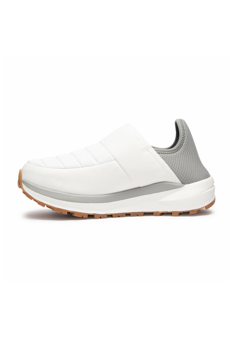 Scarpa bianca slip-on con texture trapuntata, con accenti in mesh grigio sul tallone e suola in gomma marrone a contrasto. Design della punta arrotondata.