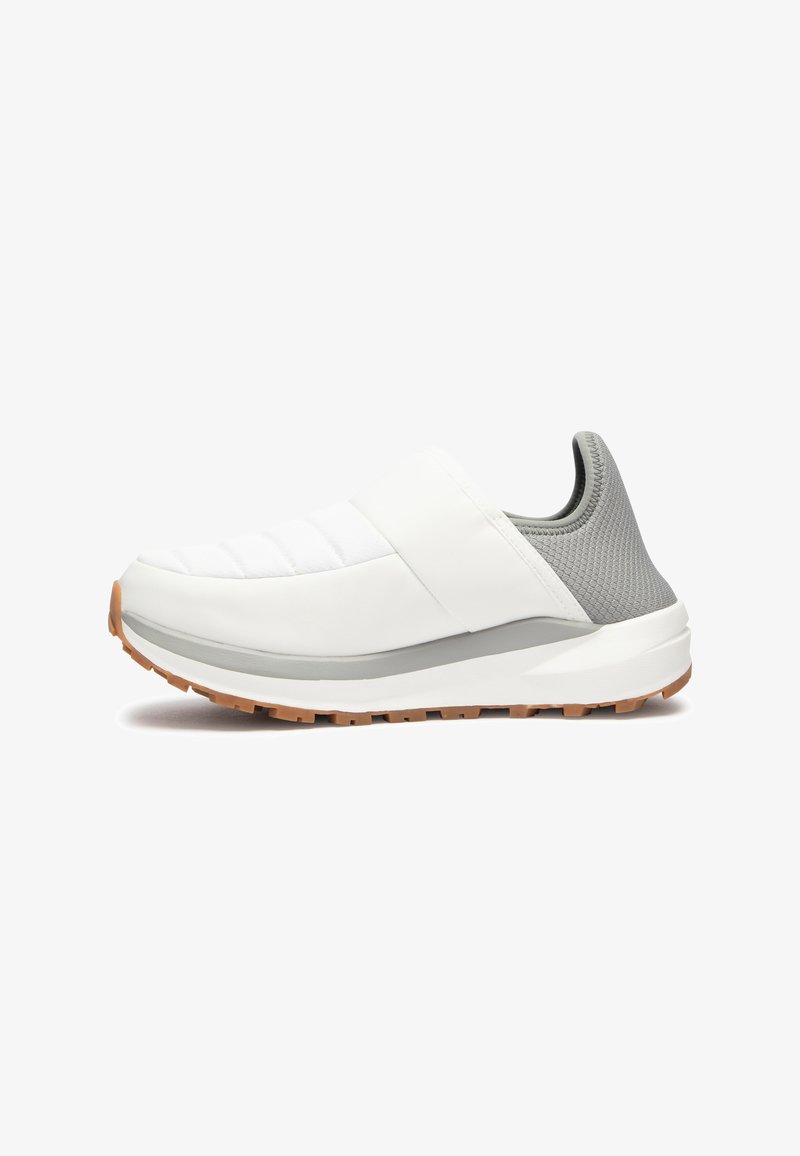 Scarpa bianca slip-on con texture trapuntata, con accenti in mesh grigio sul tallone e suola in gomma marrone a contrasto. Design della punta arrotondata.