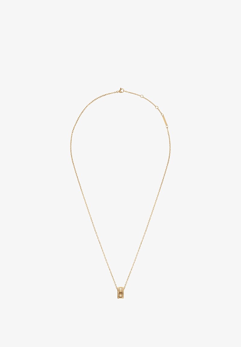 Guldhalskæde med en delikat kæde, der har en rektangulær vedhæng med strukturerede detaljer, minimalistisk design og en fjederkrog.