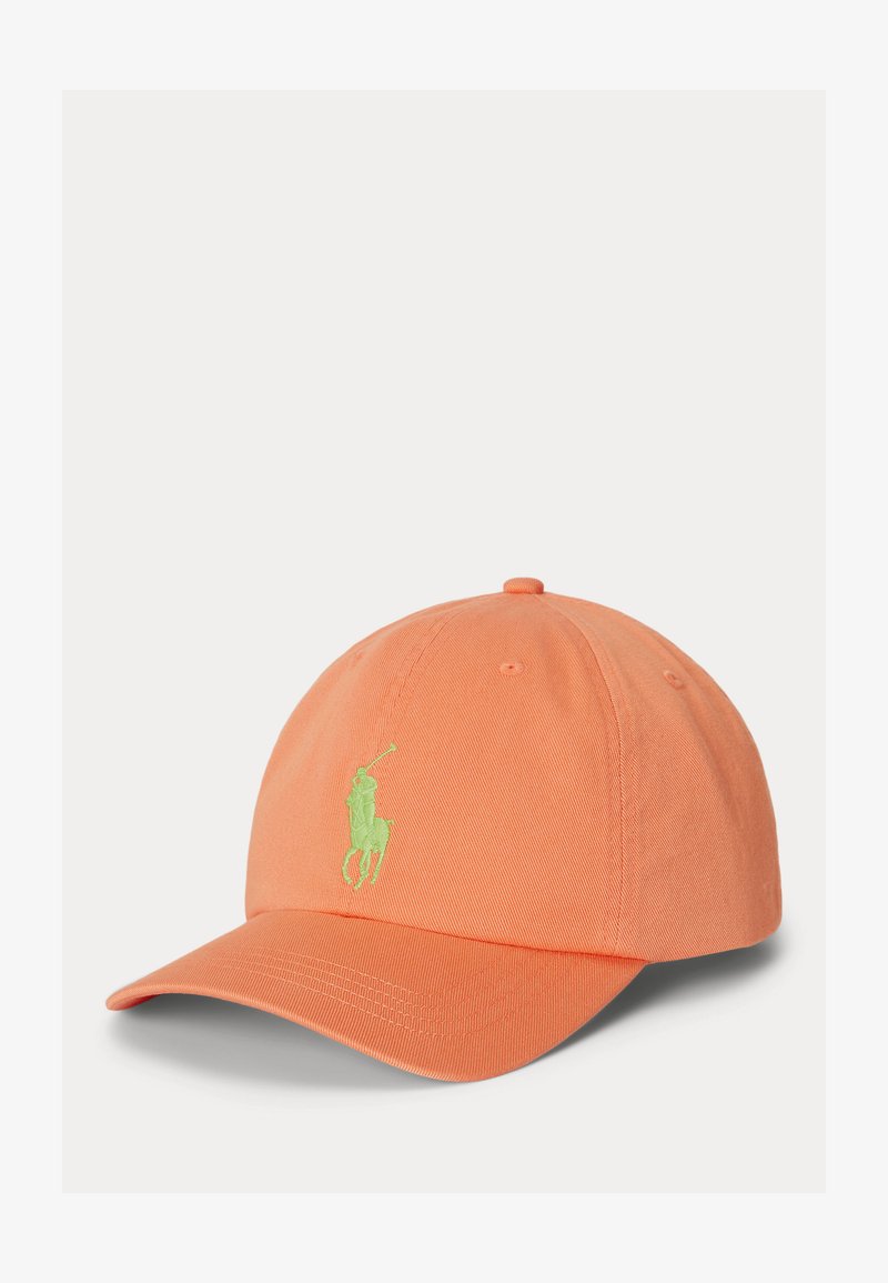 Gorra de béisbol naranja con logo bordado en verde de jugador de polo en el frente, visera curva y seis ojales de ventilación.