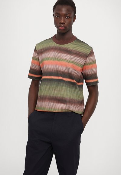 Short-sleeve T-shirt with a ribbed texture, featuring horizontal stripes in green, orange, and beige, complemented by a brown crew neck.
