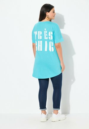 Ulla Popken TRES CHIC BACK SHORT SLEEVE TEE - Print T-shirt - deep aqua