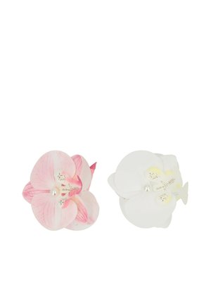 Rosa-weiße, orchideenförmige Haarklammern mit Perlakzenten in der Mitte auf weißem Hintergrund.