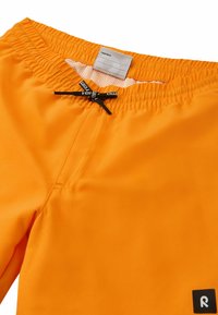 Pomarańczowe kąpielówki z elastycznym pasem, czarnym sznurkiem ściągającym i małą czarną naszywką z logo. Gładka faktura i lekki materiał.