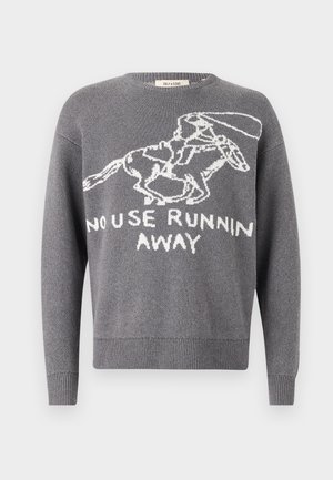Pull en tricot gris avec un motif blanc représentant un lapin courant et le texte "PAS D'UTILITÉ À FUIR". Poignets et ourlet côtelés. Encolure classique.