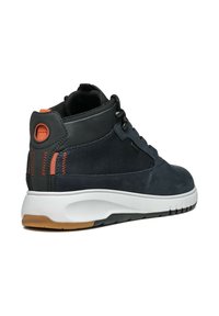 Sneakers alla caviglia blu navale che presentano un mix di suede e rete, con accenti arancioni e una suola in gomma bianca per trazione e supporto.