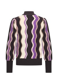 Suéter de punto con cuello alto, que presenta patrones ondulados en negro, crema y tonos de púrpura, con puños y dobladillo acanalados.