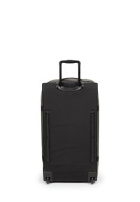 Maleta negra con ruedas y asa retráctil, con superficie texturizada y herrajes de plástico. Dos asas laterales y cuatro ruedas para facilitar la maniobrabilidad.