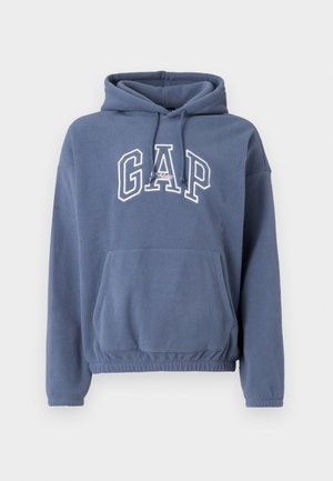 Blauwe fleece hoodie met een voorvak, capuchon met trekkoord en een wit "GAP"-logo op de borst. Zachte textuur met geribbelde manchetten.