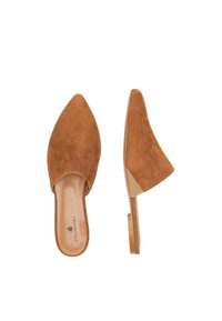 Braune Wildleder-Mules mit spitzem Zehenbereich, offenem Rücken und minimalem Absatz. Glatte Innenausstattung und flache Sohle. Einfaches Design ohne zusätzliche Hardware.