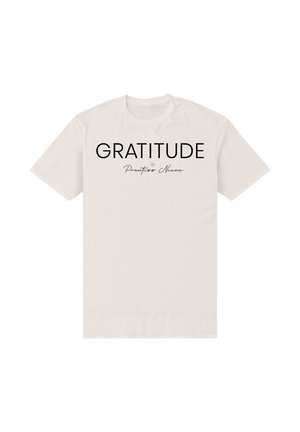 Off-white T-shirt med rund hals og sort tekst "GRATITUDE" samt mindre kursiv tekst "by Prentiss Nixon" centreret på brystet.