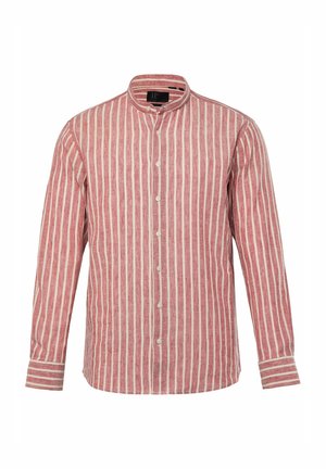 Chemise à rayures rouges et blanches à manches longues avec col montant, dotée d'une fermeture à boutons sur le devant et aux poignets, fabriquée dans un tissu texturé.