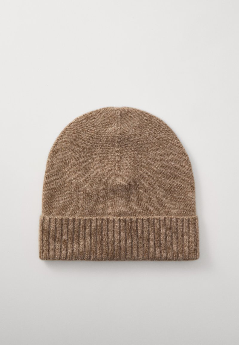 Kootud pruun beanie, millel on soonikkoes, pehme tekstuur, ümar ülaosa ja peen värvi varieerumine. Sobib külmade ilmade jaoks.