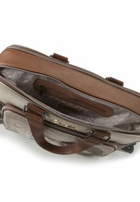 Braune Lederhandtasche mit strukturierter Oberfläche, zwei oberen Griffen und einem Reißverschluss-Hauptfach. Das Innere ist mit einem gemusterten Futter und Taschen ausgestattet.