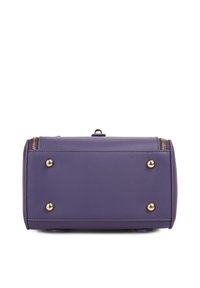 Borsa in pelle viola con forma rettangolare, caratterizzata da un'esterno liscio, hardware in tono oro e quattro piedi dorati sul fondo.