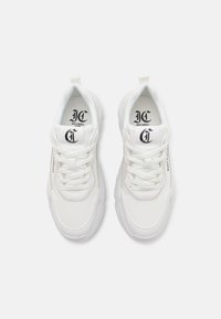 Baskets de sport blanches avec une tige synthétique texturée, bout rond et lacets plats. Présente le logo "Just Cavalli" sur la languette et sur les côtés.