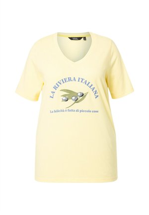 T-shirt gialla a maniche corte con scollatura a V, decorata con un design di rami d'olivo e la scritta: "La Riviera Italiana" accompagnata da una citazione in tipografia blu.