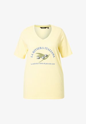 Gelbes T-Shirt mit kurzen Ärmeln und V-Ausschnitt, mit einem Olivenzweig-Motiv und dem Text: "La Riviera Italiana" sowie einem Zitat in blauer Schrift.
