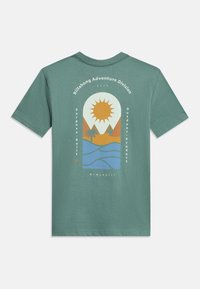 Πράσινη κοντομάνικη μπλούζα με γραφικό τοπίο ερήμου που απεικονίζει ήλιο, βουνά, φοίνικα, κάκτο και κύματα νερού με κείμενο για προϊόν εξωτερικού χώρου.