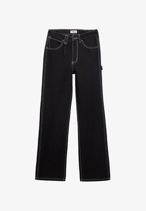 Jeans neri a gamba larga realizzati in denim, con cuciture bianche a contrasto, cinque tasche, chiusura con bottone e una patch con logo sulla vita.