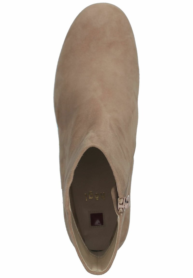 Beige Wildleder-Ankle-Boot mit glatter Textur, mandelförmiger Zehenform und seitlichem Reißverschluss für einfaches Anziehen. Minimalistisches Design, keine Muster.