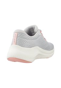 Scarpa sportiva leggera grigia con tomaia in rete, dettagli rosa e una suola bianca spessa con dettagli testurizzati.