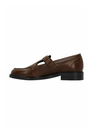 Chaussure en cuir marron avec un petit talon, bout fermé, couture décorative et un design découpé comprenant une sangle sur le cou-de-pied.