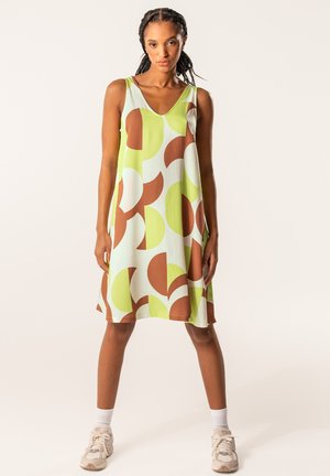 Ärmelloses grünes Kleid mit V-Ausschnitt, das ein großes kreisförmiges Muster in Hellgrün und Braun aufweist. Weicher Stoff, lockere Passform, knielanges Design.