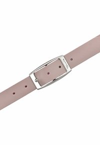 Cinturón de cuero rosa con textura suave, que presenta una hebilla rectangular de metal plata y múltiples agujeros de ajuste para adaptarse a diferentes tamaños.
