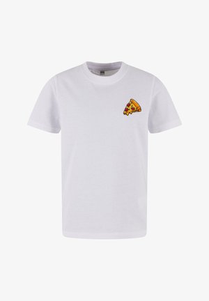 Fehér pamut póló, amelyen egy kis hímzett pizza szelet látható, sajt és pepperoni feltéttel, rövid ujjakkal és kerek nyakkivágással.