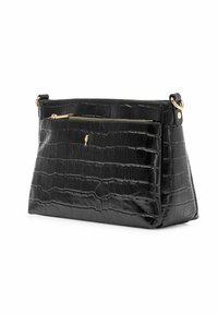Czarna torebka skórzana w wzór krokodyla o eleganckim designie, z przednią kieszenią na zamek błyskawiczny i złotymi elementami wykończeniowymi.