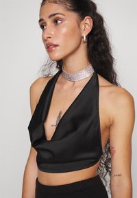 Vero Moda Petite VMKAREN ULLA HALTERNECK - Blusa - black